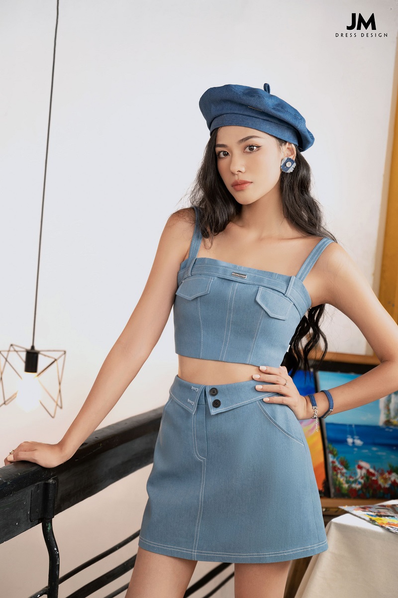 Cách phối áo croptop với chân váy jean chữ A