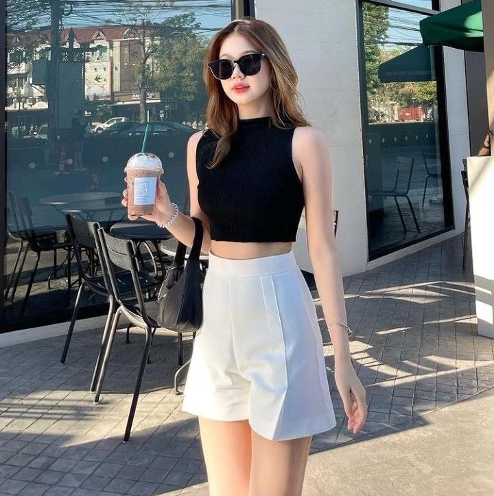 Phối quần short trắng nữ với áo croptop