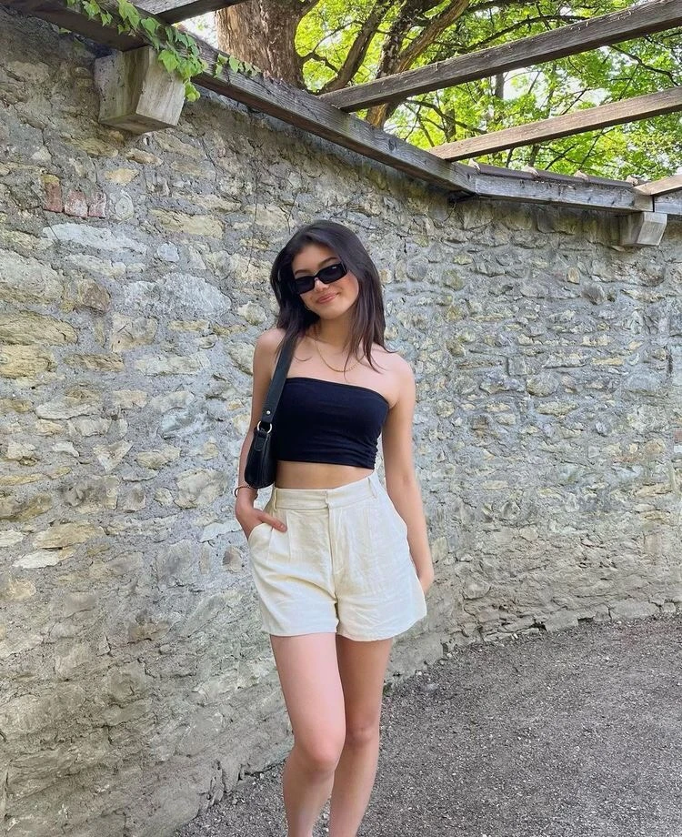 Phối quần short trắng nữ đi dạo phố