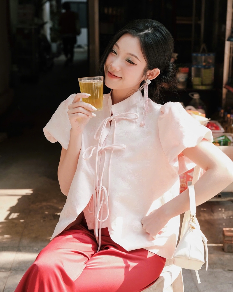 Gợi ý trang phục màu vàng ngày mùng 3 Tết