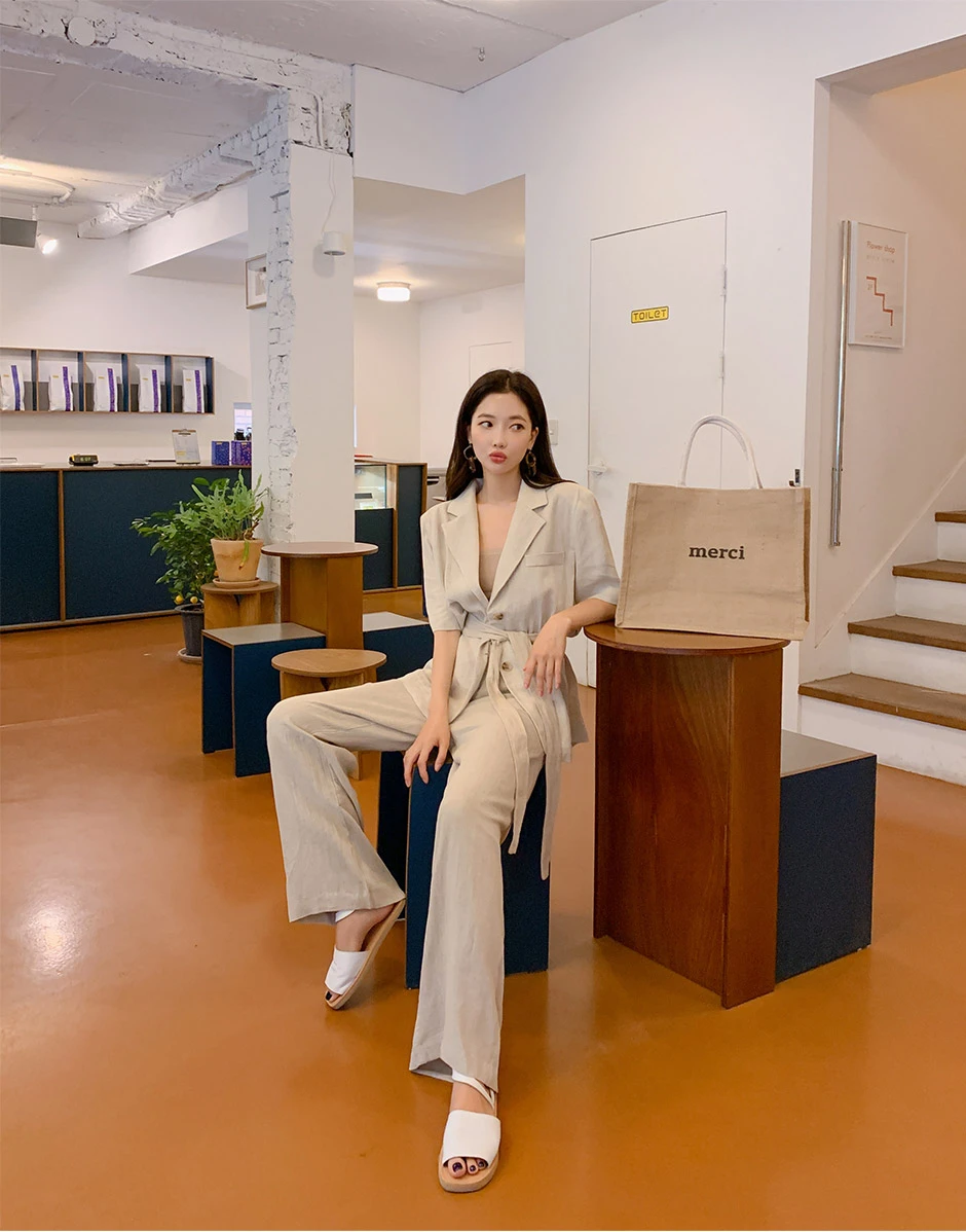 Quần đũi ống rộng mặc với áo hai dây