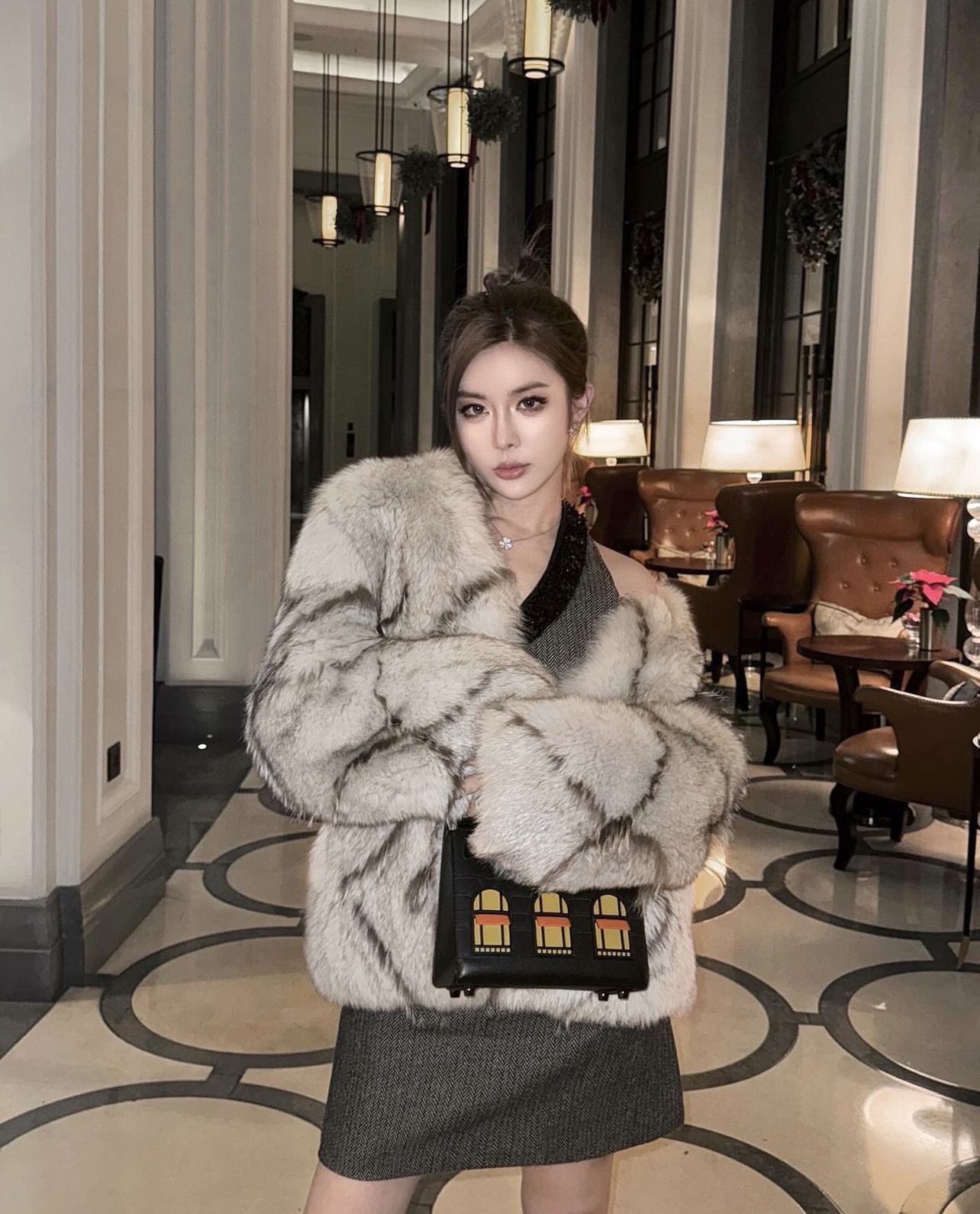 Mix đồ với áo khoác lông ngắn phong cách Athleisure