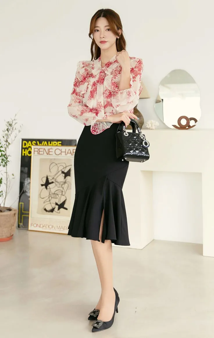 Mix chân váy đuôi cá dài cùng áo kiểu bèo nhún điệu đà.