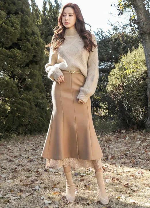 Phối đồ mùa đông với chân váy đuôi cá dài và áo len.