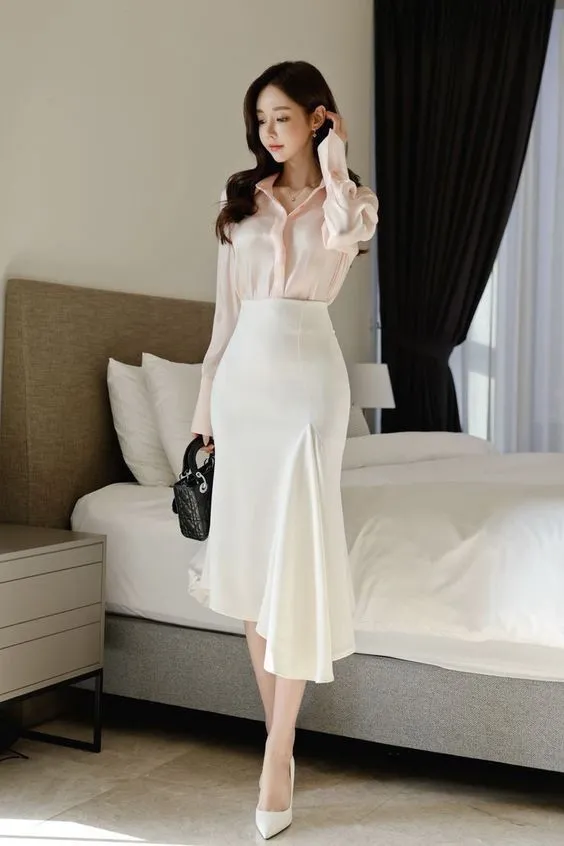 Chân váy đuôi cá dài mặc với áo sơ mi công sở.