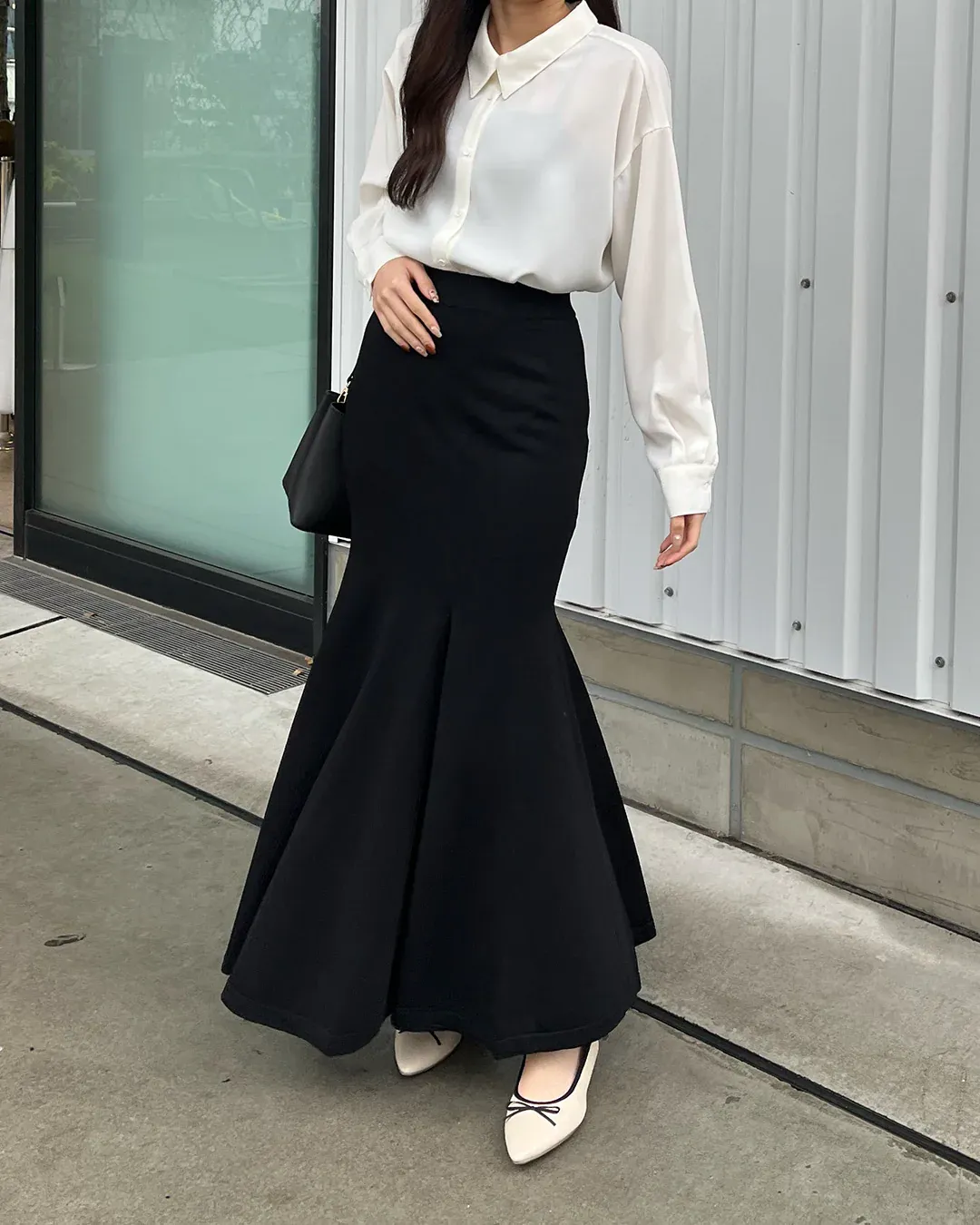 Cách phối đồ với chân váy đuôi cá dài đen sang trọng.