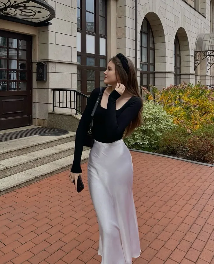 Phối đồ với chân váy đuôi cá dài và áo thun dài tay.