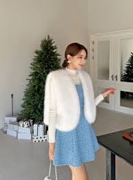 Cách phối đồ với áo khoác lông ngắn thanh lịch