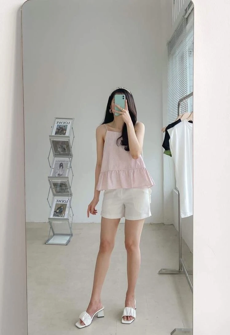 Quần short trắng nữ mặc với áo thun basic