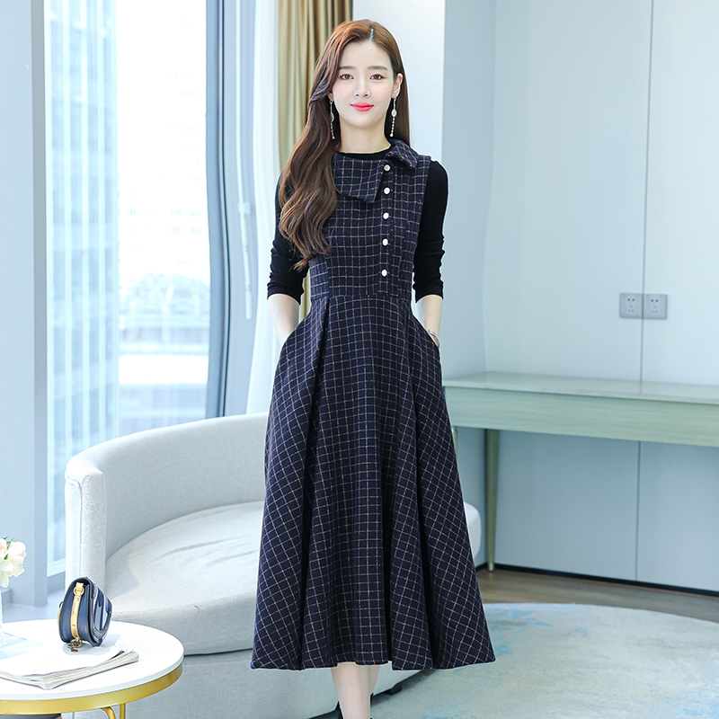 Phối đồ với chân váy đuôi cá dài và áo croptop khoe eo thon.