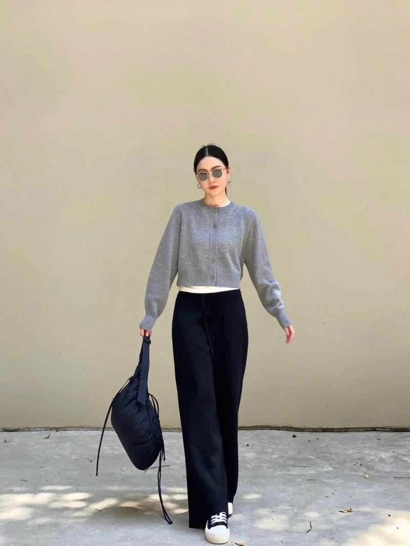 Quần đen mặc với áo màu be